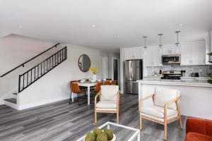 Una cocina o kitchenette en Upscale 4BR Haven Sleeps 8 with Free Parking