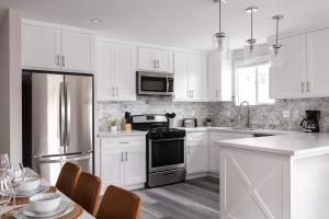 Una cocina o kitchenette en Upscale 4BR Haven Sleeps 8 with Free Parking