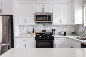 Una cocina o kitchenette en Upscale 4BR Haven Sleeps 8 with Free Parking 17 fotos más