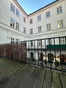 Το κτήριο όπου στεγάζεται  το διαμέρισμα