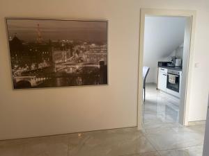 una foto colgada en una pared en una cocina en Sunshine FeWo, en Rust