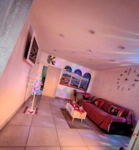 ein Wohnzimmer mit Sofa und Tisch in der Unterkunft Il rifugio di Kekka piazza del plebiscito Napoli in Neapel