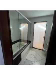 Suíte Beleza Pura V11- B في بيبا: حمام مع دش وحوض استحمام ومرحاض