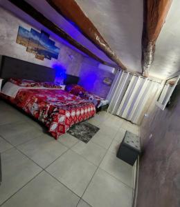 einen Blick über ein Schlafzimmer mit einem Bett in der Unterkunft Il rifugio di Kekka piazza del plebiscito Napoli in Neapel + 56 Fotos