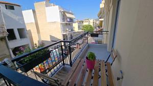 einer Topfpflanze auf einer Holzbank auf einem Balkon in der Unterkunft KYANA Luxury KVA II in Kavala