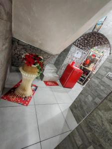 ein Zimmer mit einer Vase mit Blumen auf dem Boden in der Unterkunft Il rifugio di Kekka piazza del plebiscito Napoli in Neapel