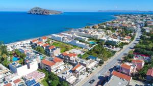 een luchtzicht op een stad naast de oceaan bij Ilios Mare Hotel in Agia Marina Nea Kydonias