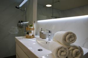 a bathroom with a sink with towels on it at Louisa's Gallery - Whirlpool - Berge & Wandern - Abendruhe - familien- & gruppenfreundlich - 1h von Zürich in Alt Sankt Johann +64 photos