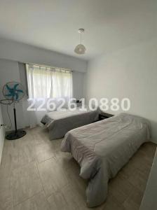 En eller flere senge i et værelse på Casa en zona parque dos cuartos