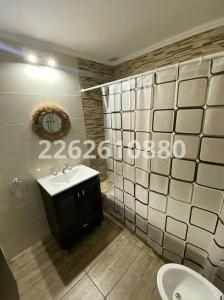 Et badeværelse på Casa en zona parque dos cuartos