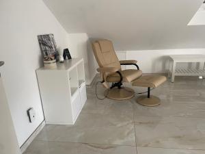 Una habitación con una silla y un armario blanco. en Sunshine FeWo, en Rust 24 fotos más