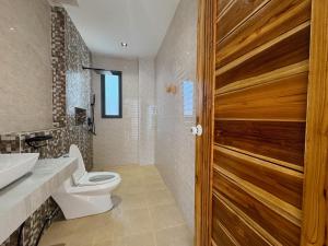 une salle de bains avec toilettes et lavabo dans l'établissement Beach front villa, à Mae Haad 7 autres photos
