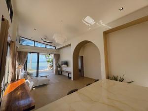 une salle à manger avec une table et un salon dans l'établissement Beach front villa, à Mae Haad