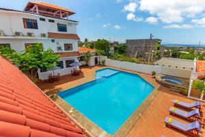 an overhead view of a swimming pool on top of a building at Arena Blanca Eco Hotel in Puerto Baquerizo Moreno