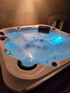 een jacuzzi in een kamer bij Echappée verte et jacuzzi proche de Paris in Vert-le-Grand
