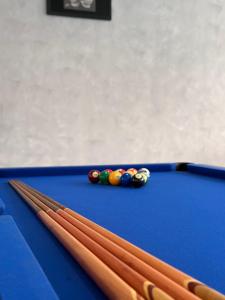 een pooltafel met ballen erop bij Hotel Mais Lazer in Joinville