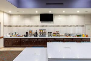 cocina grande con encimera y TV en La Quinta by Wyndham Houston New Caney, en New Caney