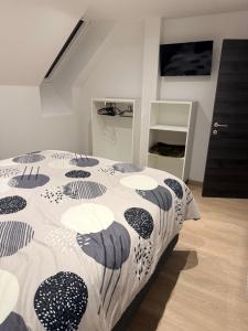 a bedroom with a bed with a black and white comforter at Carpe Diem in Ath +20 photos
