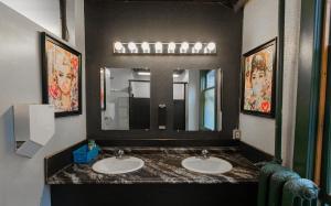 Koupelna v ubytování The Cambie Hostel Gastown + 35 fotografií