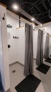 Koupelna v ubytování The Cambie Hostel Gastown