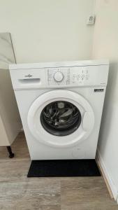 Cosy 5 - Belfort centre في بلفور: وجود غسالة ملابس بيضاء في الغرفة