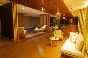 una sala de estar con un sofá y sillas en Résidence LOBOS, en Dakar 126 fotos más