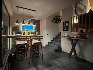 HTS Mosel Apartment Wanderlust Bernkastel Andel في بيرنكاستل كويز: مطبخ مع طاولة وكراسي ودرج +19 صورة