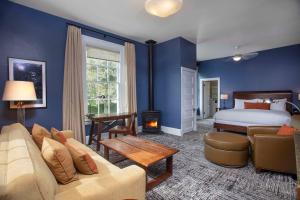 Giường trong phòng chung tại Cavallo Point By Suiteness