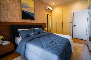 a bedroom with a blue bed with a blue comforter at Résidence LOBOS in Dakar