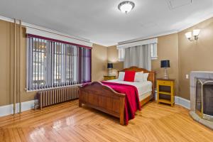 een slaapkamer met een groot bed en een open haard bij Midstream Flat 2BR Wi-Fi Parking in St. John's