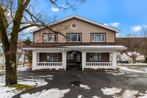 een huis met een boom op een parkeerplaats bij Midstream Flat 2BR Wi-Fi Parking in St. John's