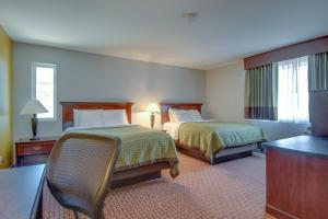 מיטה או מיטות בחדר ב-Vagabond Inn Executive Hayward