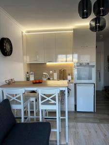 Кухня или мини-кухня в Villa Valencja Apartments
 +14 фотографий