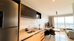 cocina con nevera de acero inoxidable y escritorio en #2002T# Lindo studio Jd. Goiás., en Goiânia