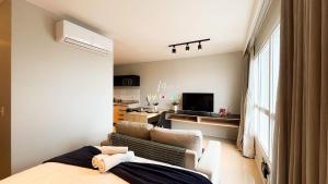 Habitación con cama, sofá y cocina. en #2002T# Lindo studio Jd. Goiás., en Goiânia