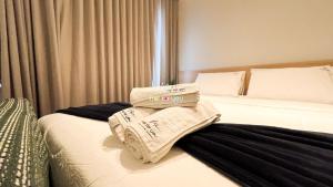 Una habitación de hotel con dos camas con toallas. en #2002T# Lindo studio Jd. Goiás., en Goiânia 18 fotos más