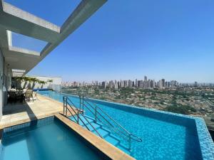 una piscina con vista a la ciudad en #2002T# Lindo studio Jd. Goiás., en Goiânia