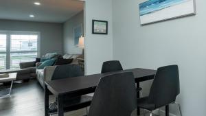 ein Esszimmer mit Tisch und Stühlen und einer Couch in der Unterkunft San Marco Villa - SMV62 in Marco Island + 21 Fotos