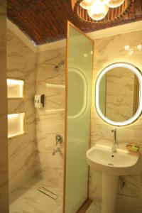 Crystala 2 guest house في أسوان: حمام مزود بحوض ومِرآة