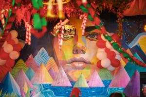 库斯科Wild Rover Cusco的墙上画着一张男人的脸