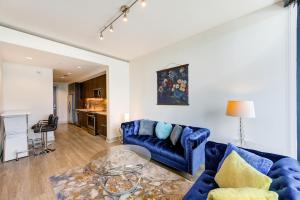 een woonkamer met een blauwe bank en een glazen tafel bij Hanover River Oaks in Houston