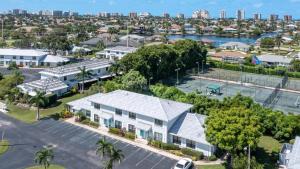 eine Luftaufnahme eines Gebäudes mit einem Parkplatz in der Unterkunft San Marco Villa - SMV62 in Marco Island