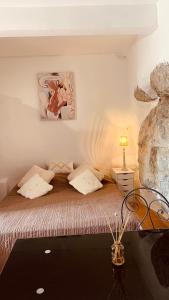 una camera da letto con un letto e un tavolo con una lampada di Medieval Studio St Eloi a Le Castellet