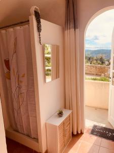 bagno con doccia e finestra di Medieval Studio St Eloi a Le Castellet