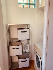 una lavanderia con lavatrice e asciugatrice di Medieval Studio St Eloi a Le Castellet