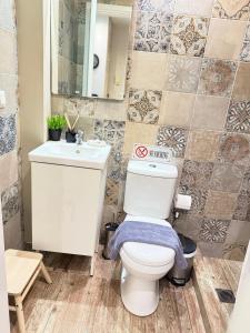 a bathroom with a toilet and a sink at Seaside Escape in Athens +11 photos