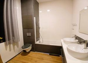 Koupelna v ubytování T4 en duplex, résidence atypique en pleine forêt