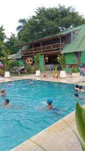 La alberca dentro o cerca de HOTEL Casa del Árbol ECOPARQUE CHINAUTA