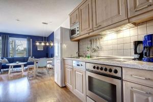 een keuken met een fornuis en een eetkamer bij Fewo Henri in Zempin +6 foto's