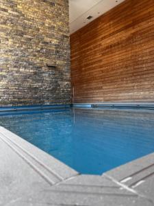 an empty swimming pool with a brick wall at Monkey Guest Apartment in Concón